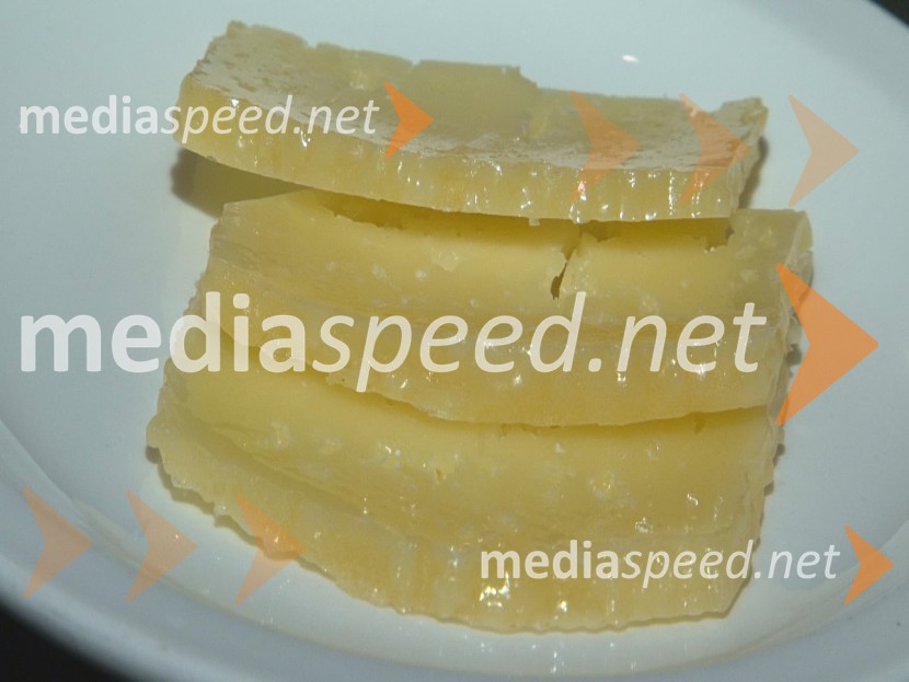 Kaj sta o siru povedala Danilo Steyer in Bernarda Čuš? Kje vse ga bo moč kupiti? Kaj želi zakoncema Steyer selektor slovenske nogometne reprezentance in kaj o siru meni Andreja Erzetič?Predstavitev Kravjega sira z vinom Steyer Mark