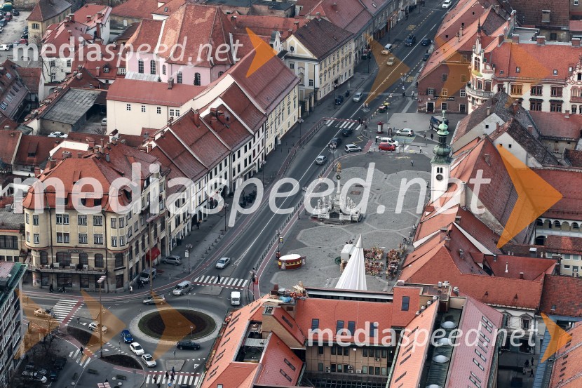 Koroška cesta z rondojem in Glavni trg s Kužnim znamenjemMaribor in okolica iz zraka