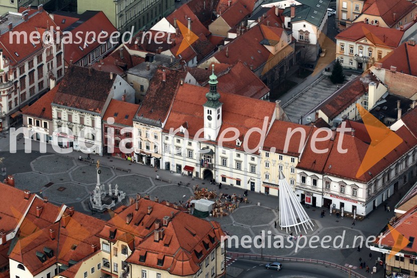 Glavni trg s Kužnim znamenjem in RotovžMaribor in okolica iz zraka