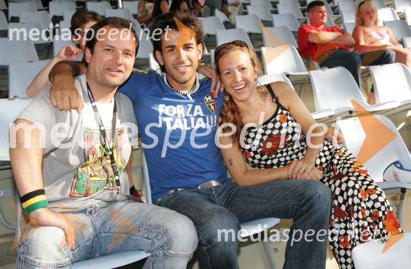 Zvone Tomac, skupina Kingston, Domen Kumer, pevec in Natka Geržina, glasbena menedžerkaMMS 2006 - Melodije morja in sonca, polfinale 1