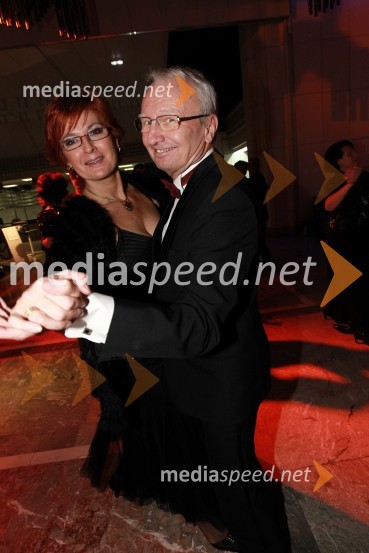 Darinka Pavlič Kamien, vodja službe za odnose z javnostmi pri Telekomu Slovenija in mož Peter KamienVeliki dobrodelni Lions ples