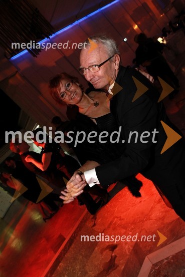 Darinka Pavlič Kamien, vodja službe za odnose z javnostmi pri Telekomu Slovenija in mož Peter KamienVeliki dobrodelni Lions ples