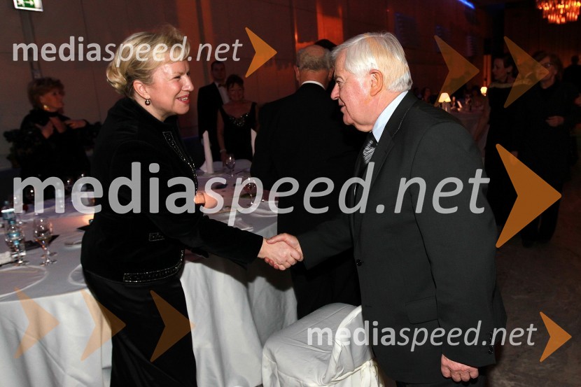Sabrina Pečelin, vodja odnosov z javnostmi pri Porsche Slovenija in Milan Kučan, nekdanji predsednik Republike SlovenijeVeliki dobrodelni Lions ples
