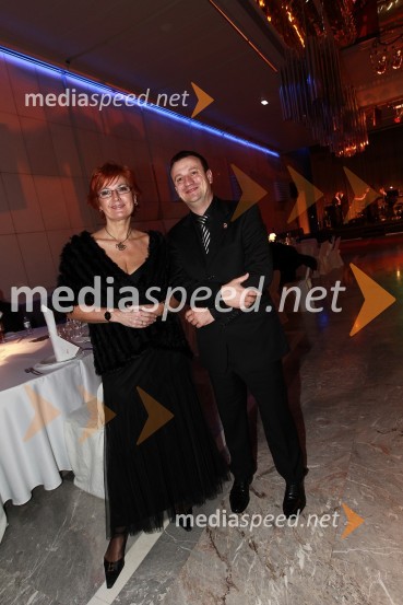 Darinka Pavlič Kamien, vodja službe za odnose z javnostmi pri Telekomu Slovenija in Tone Horvatič, guverner Lions Districta 129 SlovenijaVeliki dobrodelni Lions ples