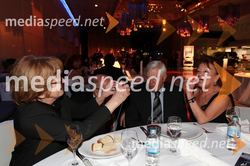 Štefka Kučan, soproga Milana Kučana, Milan Kučan, nekdanji predsednik Republike Slovenije in Tjaša Andree Prosenc, odvetnicaVeliki dobrodelni Lions ples