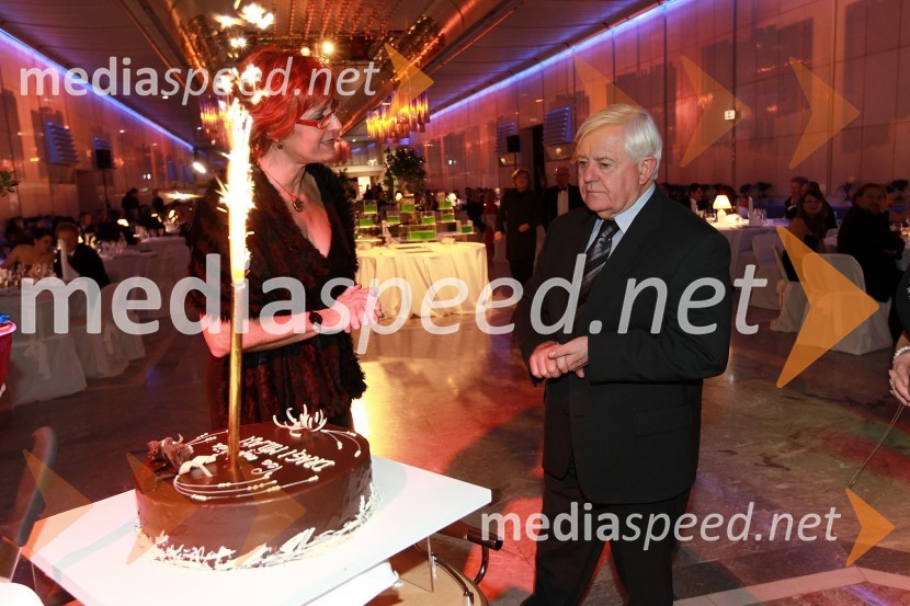 Darinka Pavlič Kamien, vodja službe za odnose z javnostmi pri Telekomu Slovenija in Milan Kučan, nekdanji predsednik Republike SlovenijeVeliki dobrodelni Lions ples