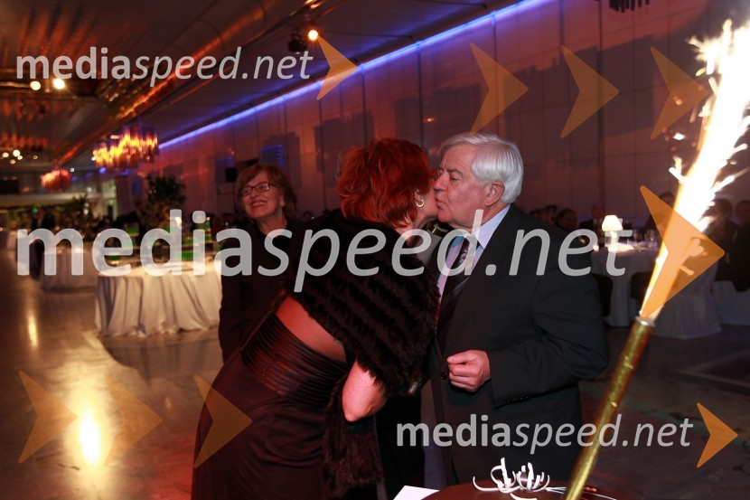 Darinka Pavlič Kamien, vodja službe za odnose z javnostmi pri Telekomu Slovenija in Milan Kučan, nekdanji predsednik Republike SlovenijeVeliki dobrodelni Lions ples