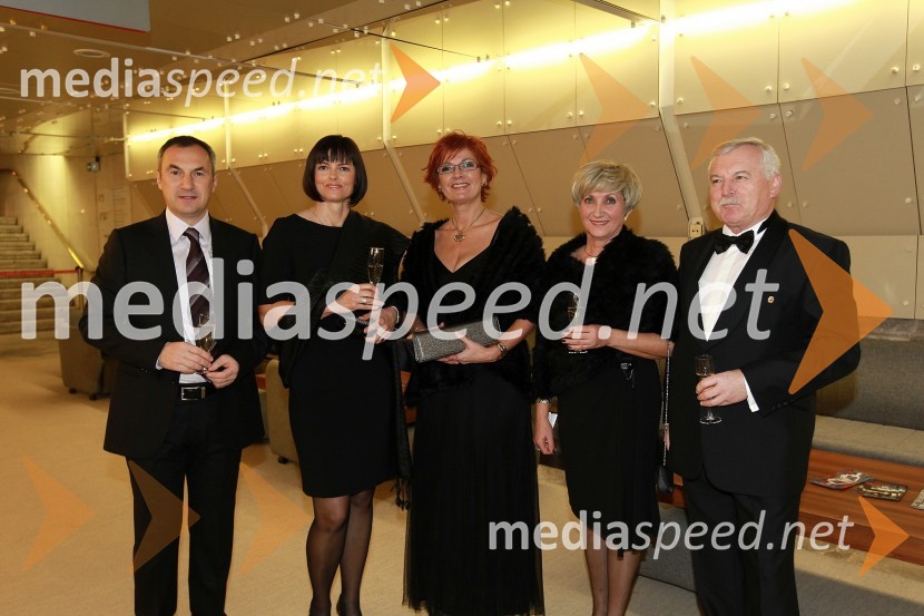 Roman Šmidovnik, Norkring in soproga Nataša, Darinka Pavlič Kamien, vodja službe za odnose z javnostmi pri Telekomu Slovenija, dr. Boris Žnidarič in soproga DragaVeliki dobrodelni Lions ples