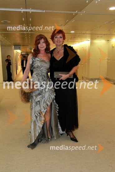 Darja Kuhar Kotnik in Darinka Pavlič Kamien, vodja službe za odnose z javnostmi pri Telekomu SlovenijaVeliki dobrodelni Lions ples