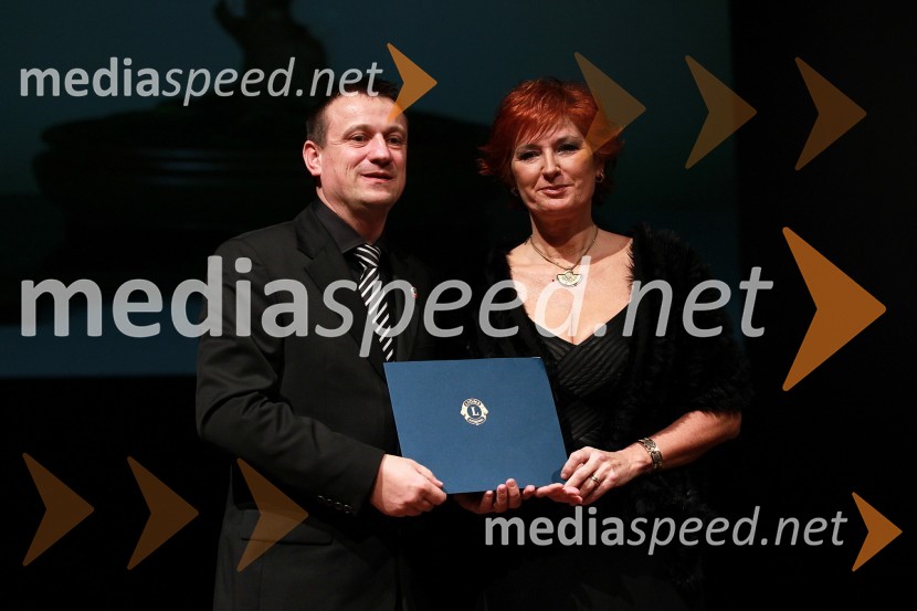 Tone Horvatič, guverner Lions Districta 129 Slovenija in Darinka Pavlič Kamien, vodja službe za odnose z javnostmi pri Telekomu SlovenijaVeliki dobrodelni Lions ples