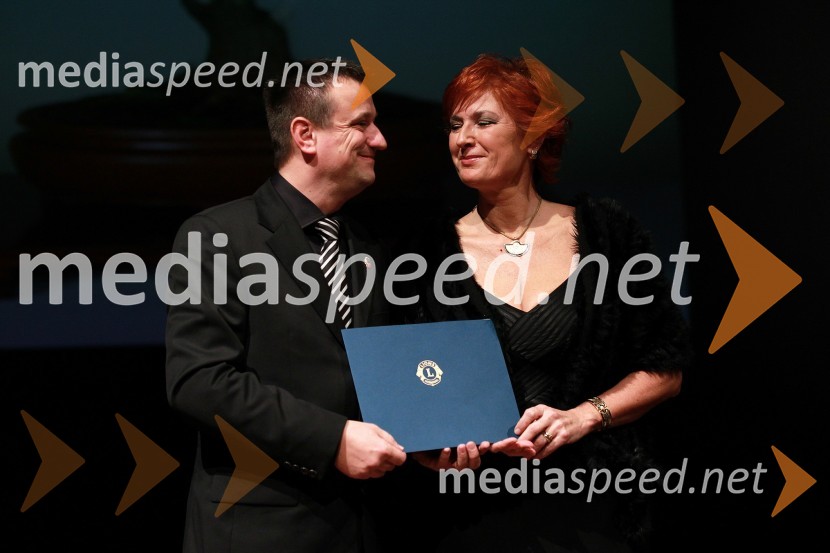 Tone Horvatič, guverner Lions Districta 129 Slovenija in Darinka Pavlič Kamien, vodja službe za odnose z javnostmi pri Telekomu SlovenijaVeliki dobrodelni Lions ples