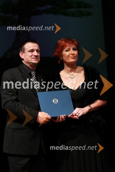 Tone Horvatič, guverner Lions Districta 129 Slovenija in Darinka Pavlič Kamien, vodja službe za odnose z javnostmi pri Telekomu SlovenijaVeliki dobrodelni Lions ples