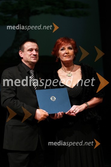 Tone Horvatič, guverner Lions Districta 129 Slovenija in Darinka Pavlič Kamien, vodja službe za odnose z javnostmi pri Telekomu SlovenijaVeliki dobrodelni Lions ples