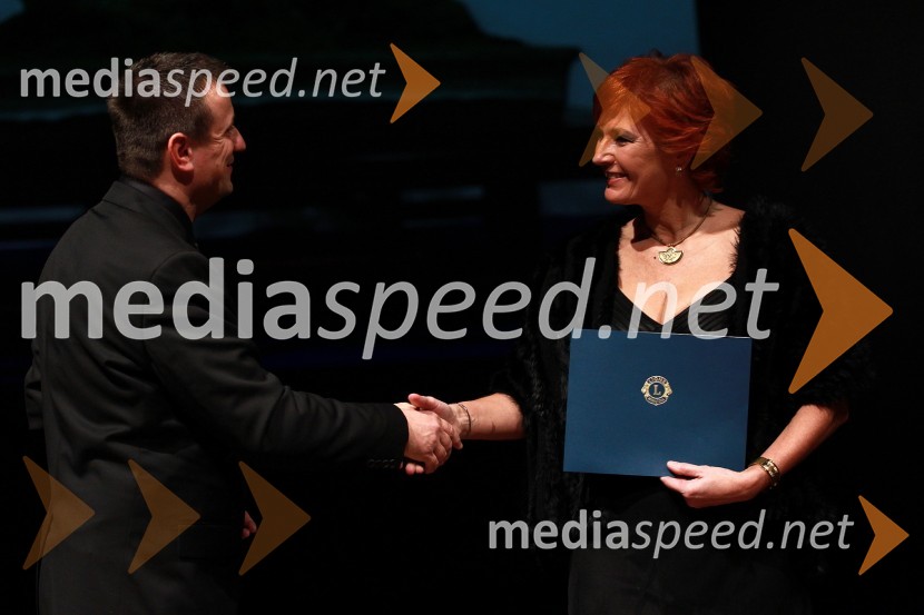 Tone Horvatič, guverner Lions Districta 129 Slovenija in Darinka Pavlič Kamien, vodja službe za odnose z javnostmi pri Telekomu SlovenijaVeliki dobrodelni Lions ples