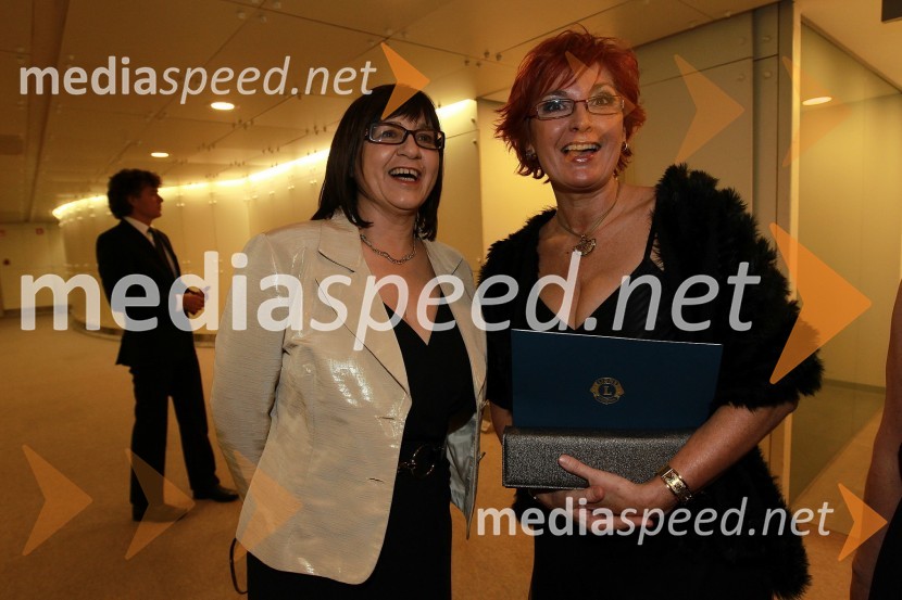 Breda Kutin, predsednica Zveze potrošnikov Slovenije in Darinka Pavlič Kamien, vodja službe za odnose z javnostmi pri Telekomu SlovenijaVeliki dobrodelni Lions ples