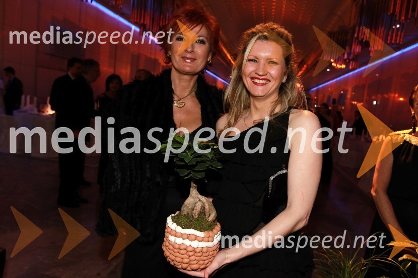 Darinka Pavlič Kamien, vodja službe za odnose z javnostmi pri Telekomu Slovenija in mag. Aleksandra BrankVeliki dobrodelni Lions ples