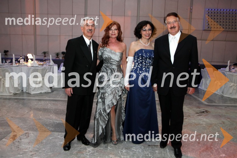 Rajko Kotnik, državni pravobranilec, soproga Darja Kuhar Kotnik,  dr. Krešo Puharič, profesor in soproga NadaVeliki dobrodelni Lions ples