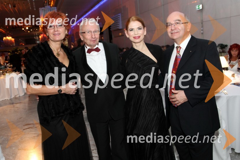 Darinka Pavlič Kamien, vodja službe za odnose z javnostmi pri Telekomu Slovenija, mož Peter Kamien, Eva Longyka Marušič, povezovalka večera in Mitja Rotovnik, direktor Cankarjevega domaVeliki dobrodelni Lions ples