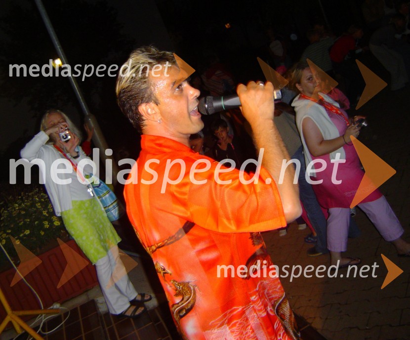 Fredi Miler je nastopil pred številnimi otrokiFredi Miler dobrodelni nastop v Poreču