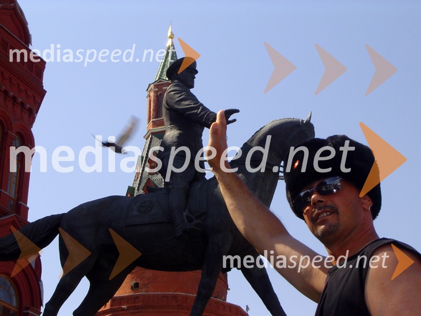 Fredi Miler ob 15 metrskem kipu Lenina na Rdečem trgu v MoskviFredi Miler v Rusiji