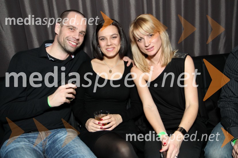 Mitja Sagaj, urednik avtomobilizma pri časniku Večer, Tina Halužan in Metka Pevec Kejžar, odnosi z javnostjo AutocommerceMartini Gold Party