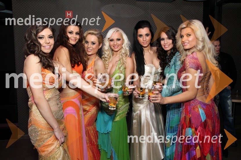 Špela Jereb, Aida Muratovič, Katarina Benček, Doroteja Premužič, Edvina Vukalič in Nataša Gavranič in Katja Litrop, DiamantkeMartini Gold Party