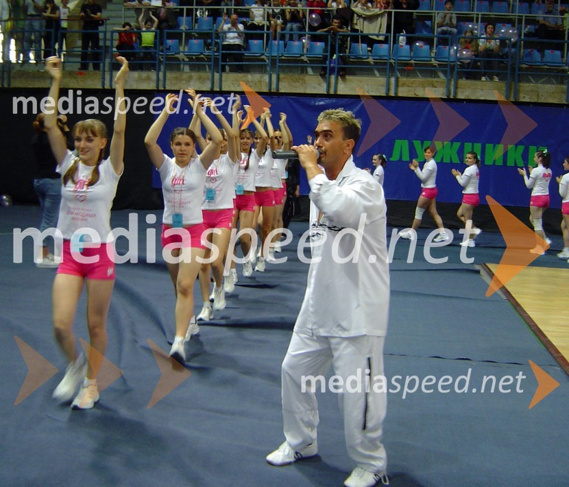 Fredi Miler je pel tudi ruskim navijačicamFredi Miler v Rusiji