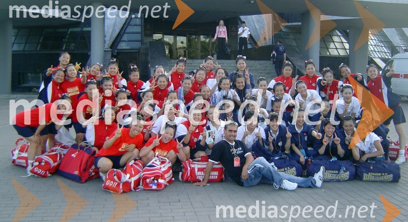 Fredi Miler med Japonkami, ki so nastopale izven konkurence. Naš koroški pevec se jim je tako prikupil, da so ga povabile medse in bo tako v novembru obiskal deželo vzajajočega soncaFredi Miler v Rusiji