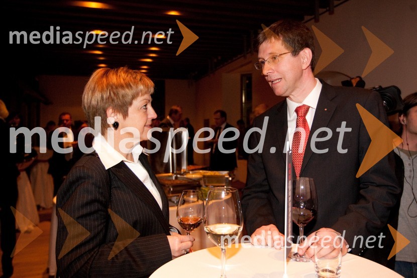 mag. Vojka Ravbar, generalna sekretarka SKB in Martin Logar, predsednik Lions kluba LjubljanaManagerski izzivi 2011