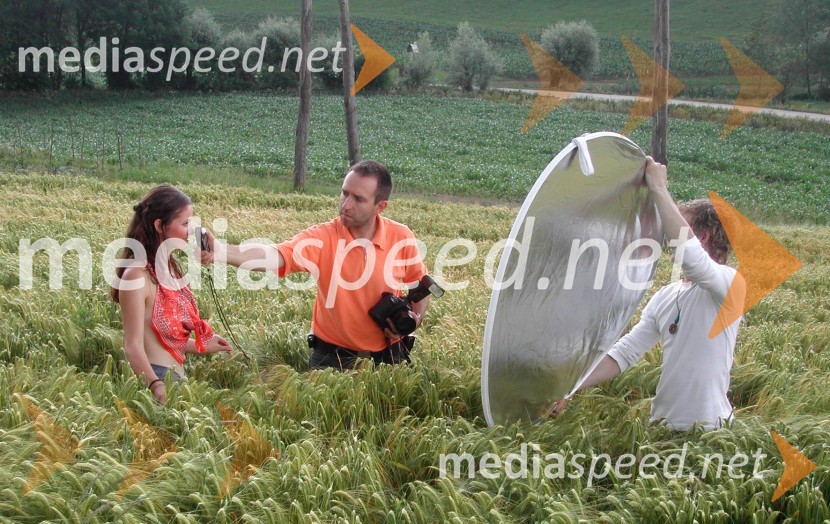 Fotograf Borut Cvetko med merjenjem svetlobe na obrazu in frizer Rok Mikluš, ki je pomagal pri osvetlitviLepota slovenskega podeželja 2006 - backstage