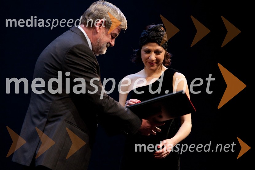 	Jaroslav Skrušny, predsednik Upravnega odbora Prešernovega sklada in Janja Majzelj, igralkaProslava ob kulturnem prazniku in podelitev Prešernovih nagrad