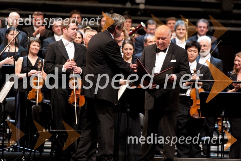 	Jaroslav Skrušny, predsednik Upravnega odbora Prešernovega sklada in Anton Nanut, dirigentProslava ob kulturnem prazniku in podelitev Prešernovih nagrad