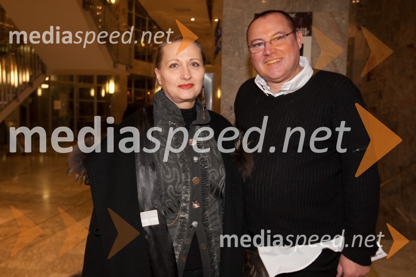 Zdenka Gorenc, operna pevka in Nace Junkar, pevecSobica na vrhu stopnišča, premiera