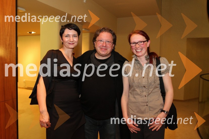 Petra Pogorevc, dramaturginja, Jaša Jamnik, igralec in Monika ČušinHudič babji, premiera drame v MGL