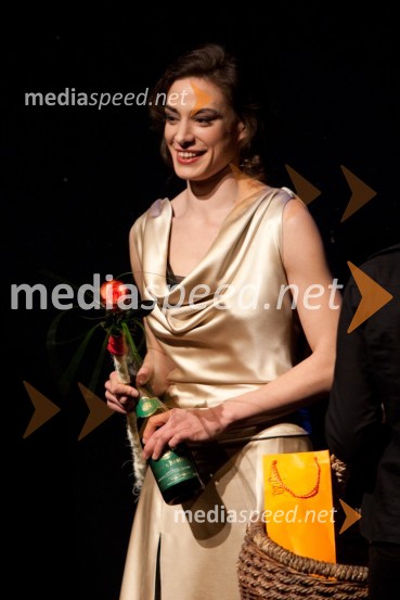Medea Novak, igralkaSobica na vrhu stopnišča, premiera