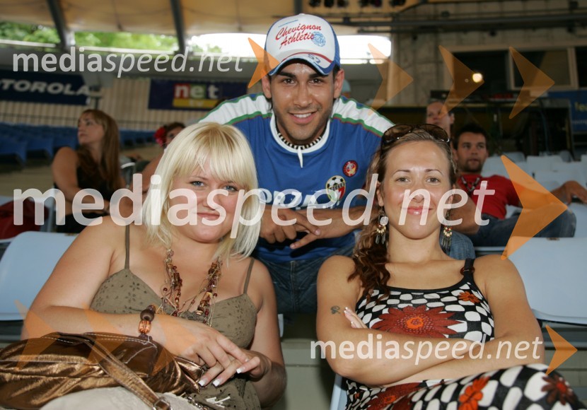 Mirna Reynolds ter Domen Kumer, pevca in Natka Geržina, glasbena menedžerkaMMS 2006 - Melodije morja in sonca, polfinale 1