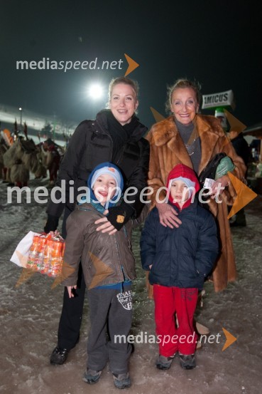 Brina Černetič, svetovalka uprave Diners Cluba Slovenije, Mojca Beseničar, modna oblikovalka in vnučka Aleksej in StašLions Ski Open 2011