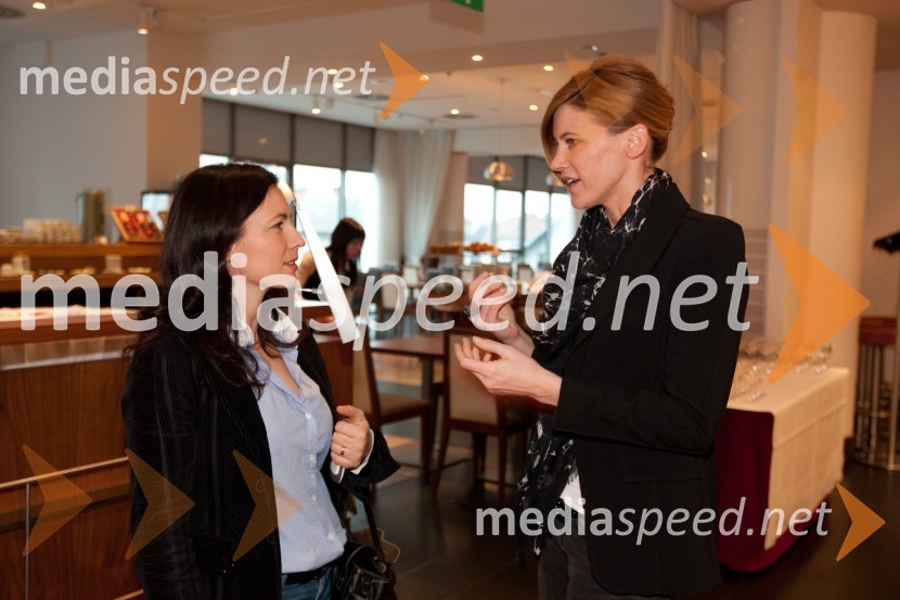 Mojca Majhen, agencija Paideia d.o.o. in Hannah Mancini, pevka XequtifzIntraceuticals, predstavitev kozmetike