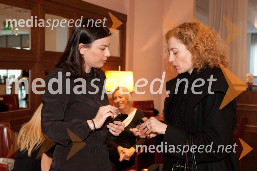 Ana Ziherl Mali in Hermina Kovačič, novinarkaIntraceuticals, predstavitev kozmetike