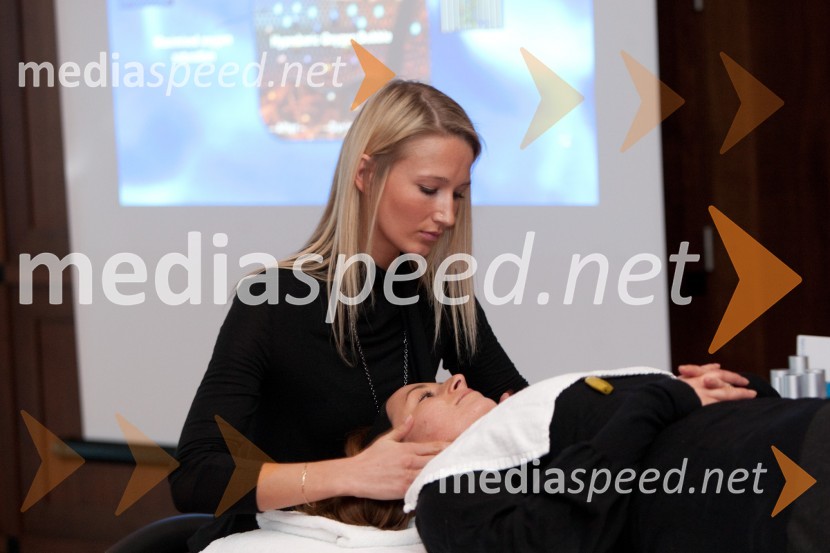 Sara Marn, kozmetičarka in Maja Šušnjara, vizažistkaIntraceuticals, predstavitev kozmetike