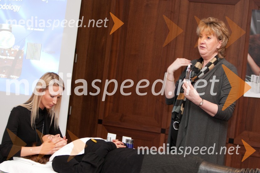 Sara Marn, kozmetičarka, Maja Šušnjara, vizažistka in Sharon Odham, IntraceuticalsIntraceuticals, predstavitev kozmetike