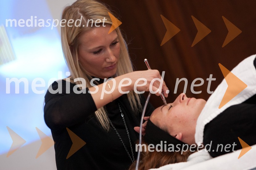 Sara Marn, kozmetičarka in Maja Šušnjara, vizažistkaIntraceuticals, predstavitev kozmetike