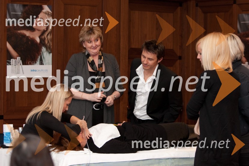 Sara Marn, kozmetičarka, Maja Šušnjara, vizažistka, Sharon Odham, Intraceuticals in Jani MaliIntraceuticals, predstavitev kozmetike