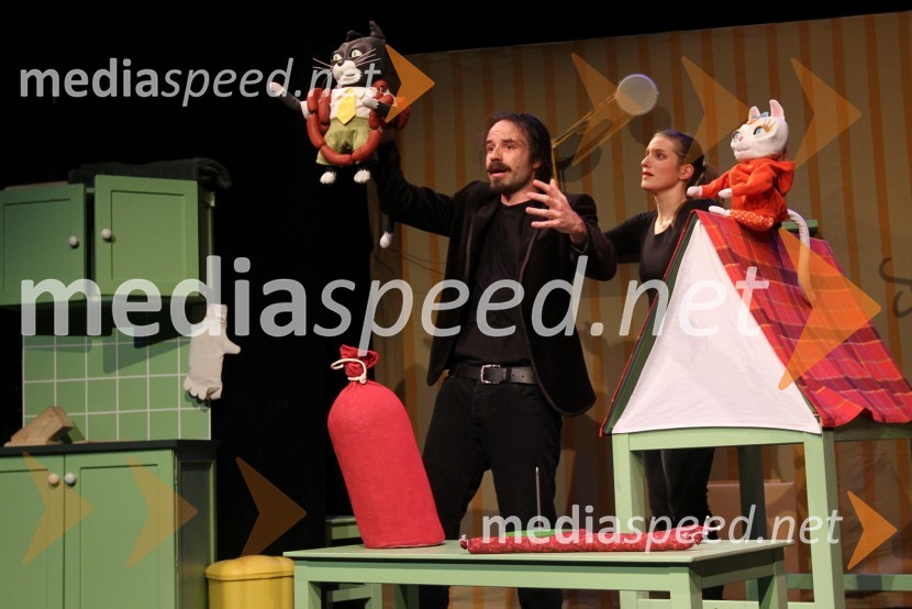 Miha Arh in Asja Kahrimanović, igralcaČrni muc vasuje, premiera Lutkovnega gledališča Ljubljana