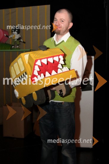 Luděk Joska, oblikovalec lutkČrni muc vasuje, premiera Lutkovnega gledališča Ljubljana