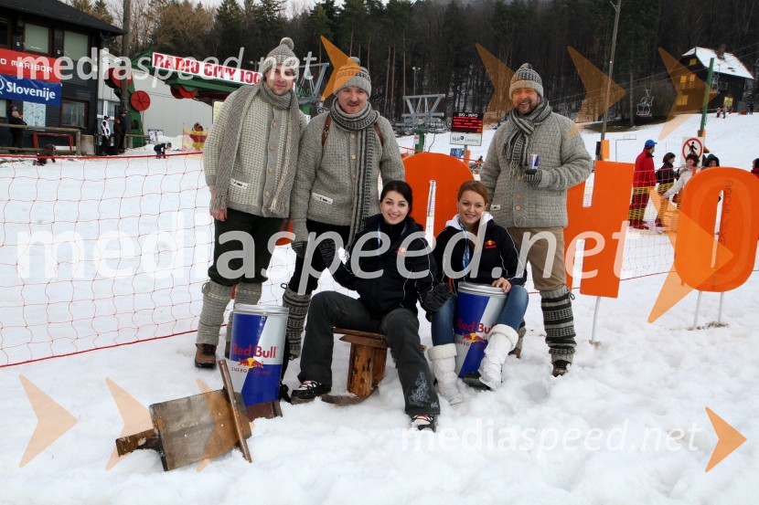 Selniški pležuharji ter Mirjam Hancman in Sara Gril, Red Bull promotorki1. Red bull pležuharski spektakel