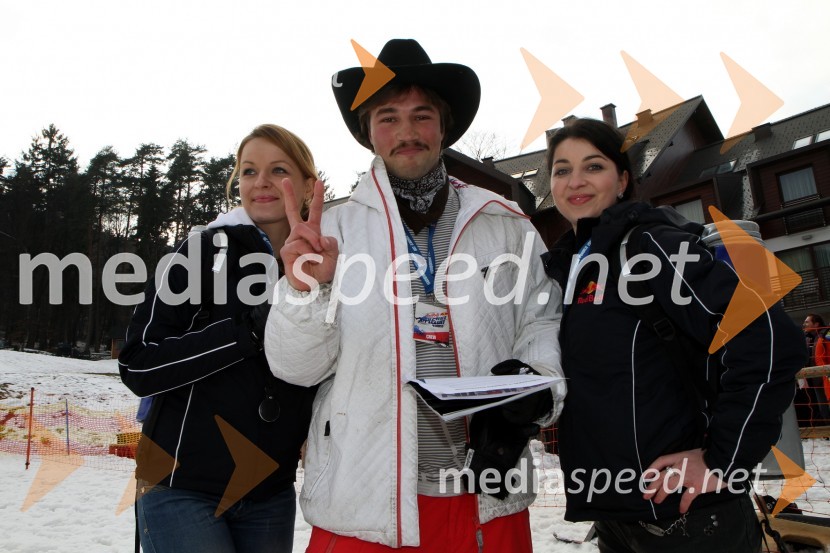 Filip Flisar, smučar prostega sloga ter Sara Gril in Mirjam Hancman, Red Bull promotorki1. Red bull pležuharski spektakel