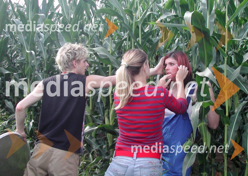 Frizer Rok Mikluš in maskerka Maja Kodba med pripravljanjem dekletaLepota slovenskega podeželja 2006 - backstage