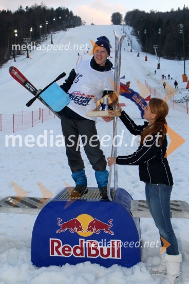 Uroš Žibert, nagrada za naj pležuh po mnenju strokovne žirije in Sara Gril, Red Bull promotorka1. Red bull pležuharski spektakel
