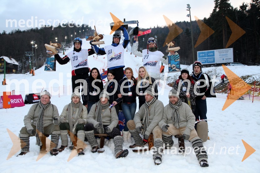 Gregor Ravnjak, 2. mesto, Tomaž Magerl, 1. mesto in Luka Mohorko, 3. mesto, Red Bull promotorke in Selniški Pležuharji1. Red bull pležuharski spektakel